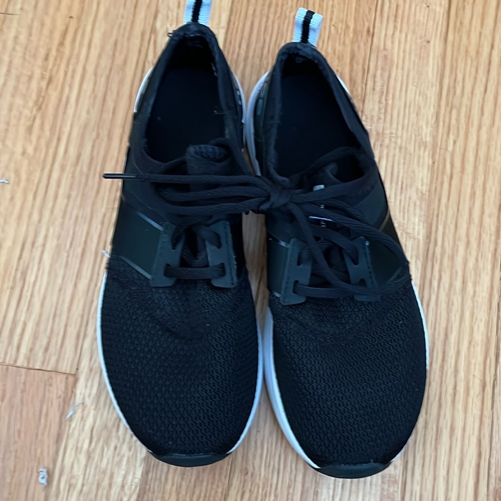 New Balance tennis shoes